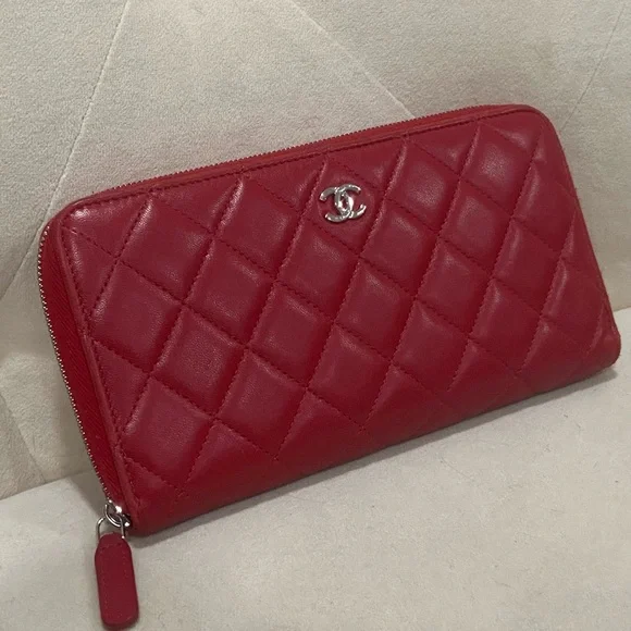 Chanel Red Quilted Lambskin Large Zippy wallet - Picture 2 of 8